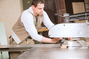 Schreiner bei der Arbeit