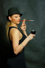 Piękna kobieta z papierosem i lampką wina. - obrazy, fototapety, plakaty