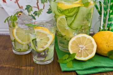 Bowle mit Gurke und Zitrone