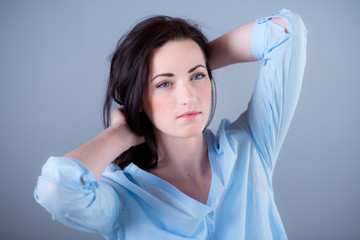 Naklejka premium Isolated studio portrait of cheerful young woman