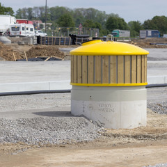 Baustelle und neue Müllcontainer für einen Autobahnparkplatz