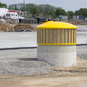 Baustelle und neue Müllcontainer für einen Autobahnparkplatz