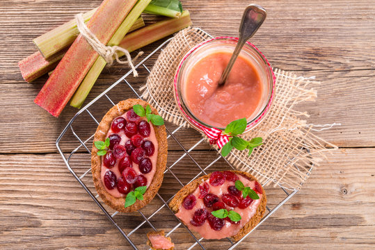 rhubarb tartelette with cranberry