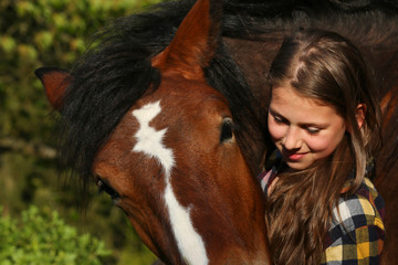 Mädchen mit Pferd closeup