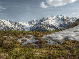 Fototapeta na wymiar Schneeschmelze im Hochgebirge in HDR