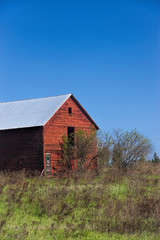 Fototapeta na wymiar Small red barn.
