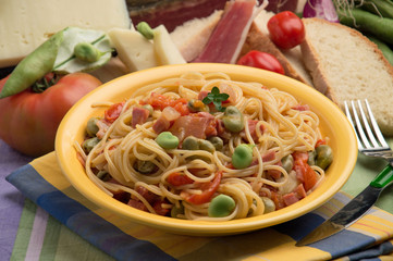 Spaghetti al sugo rustico di fave e prosciutto