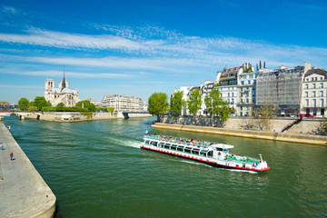 bateau-mouche