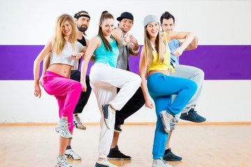 Tänzer trainieren Zumba Fitness in Tanzstudio