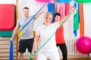 Physiotherapeut gibt Patienten Gymnastik Übung