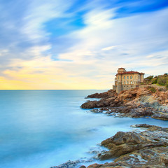 Fototapeta na wymiar Boccale zamek punkt orientacyjny na urwisko skał i morza. Toskania, Włochy. L