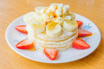 Obraz na płótnie Canvas Pancake strawberry banana
