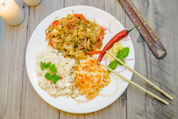 Danie azjatyckie, kurczak po chińsku z ryżem © LubieToFoto
