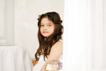 Naklejka premium Portrait of cute brown-eyed girl with curly hair