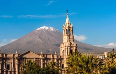 Fototapete Südamerika Vulkan El Misti überblickt die Stadt Arequipa im Süden Perus