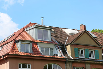 saniert neben umsaniert
