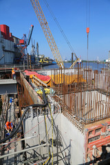 Brückenbau im Hafen