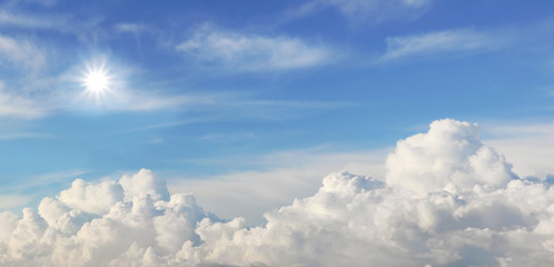 Panorama strahlender Himmel mit Sonne