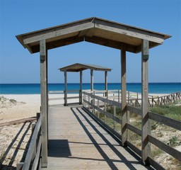 Passerella in legno in una spiaggia della Sardegna