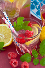 Hausgemachte Limonade mit Himbeeren