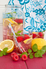 Hausgemachte Limonade mit Himbeeren