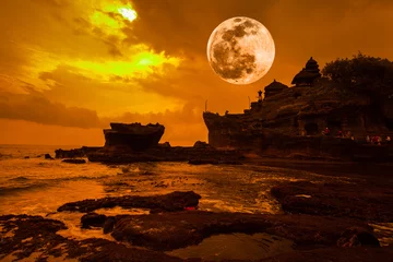 Papier Peint photo Lavable Indonésie Tanah Lot Temple on Sea with amazing Fuul moon in Bali.