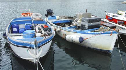 Fototapeta na wymiar starych łodzi rybackich