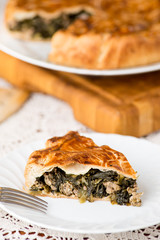 Fetta di focaccia ripiena ai broccoli e salsiccia nel piatto