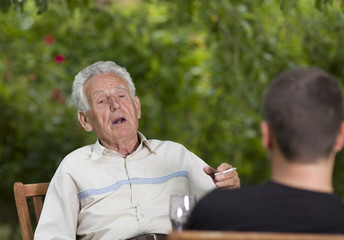 Obraz premium Chatting in garden
