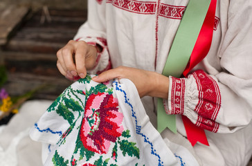 женские руки вышивают крестиком