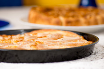 Pizza pere e brie nella teglia sul tavolo