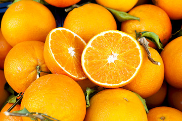 Obraz na płótnie Canvas Pomarańcze na rynku