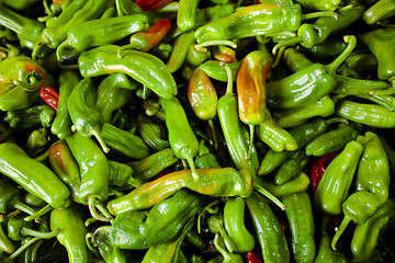 Peperoncino verde piccante al mercato in Italia