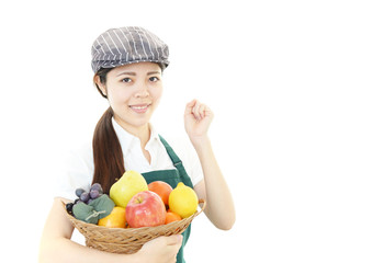 果物を持つウェイトレス