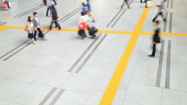 行き交う人々