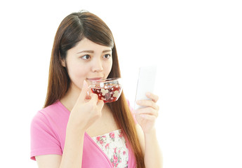 ティーを飲む笑顔の女性