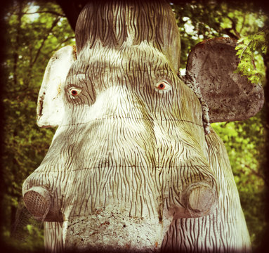 Kaputte Mammut-Skulptur