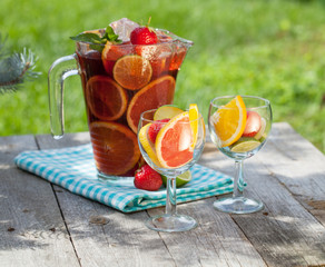 Refreshing fruit sangria (punch)