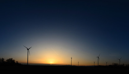 Obraz premium windraeder bei sonnenuntergang panorama