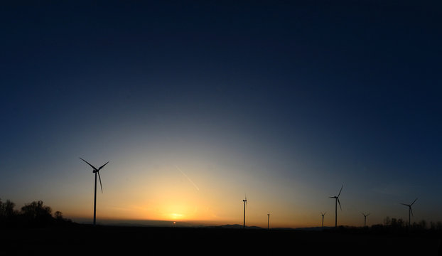windraeder bei sonnenuntergang panorama