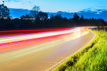 Auto Lichtspuren in ländlicher Gegend