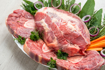 Tagli di carne bovina cruda appoggiati su un piatto