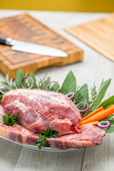 Tagli di carne bovina cruda appoggiati su un piatto