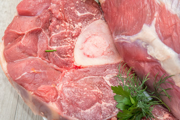 Tagli di carne bovina cruda appoggiati su un piatto
