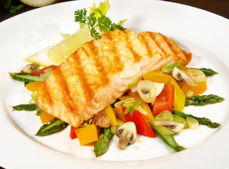 Lachs auf Gemüse