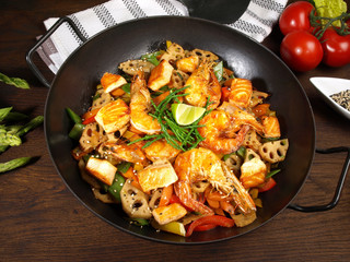 Wok mit Lachs und Garnelen