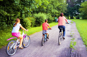 Fototapeta premium Family on bicycles in the spring Park