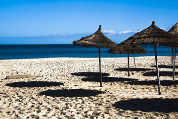 słomiane parasolki na przepięknej plaży, relaks 