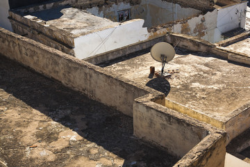 dach starego domu z anteną © ifoto