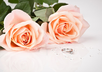 Fototapeta na wymiar Beautiful diamond ring with pink roses